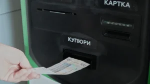 Чи можна покласти долари на картку ПриватБанку через термінал